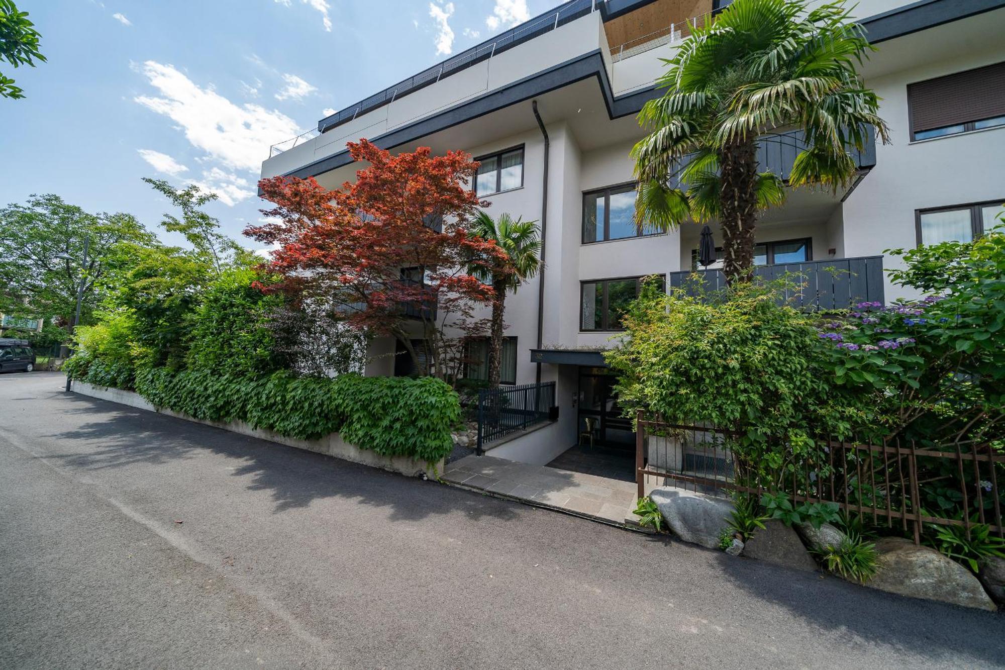 Goldfinger + Suites Lana Exterior photo