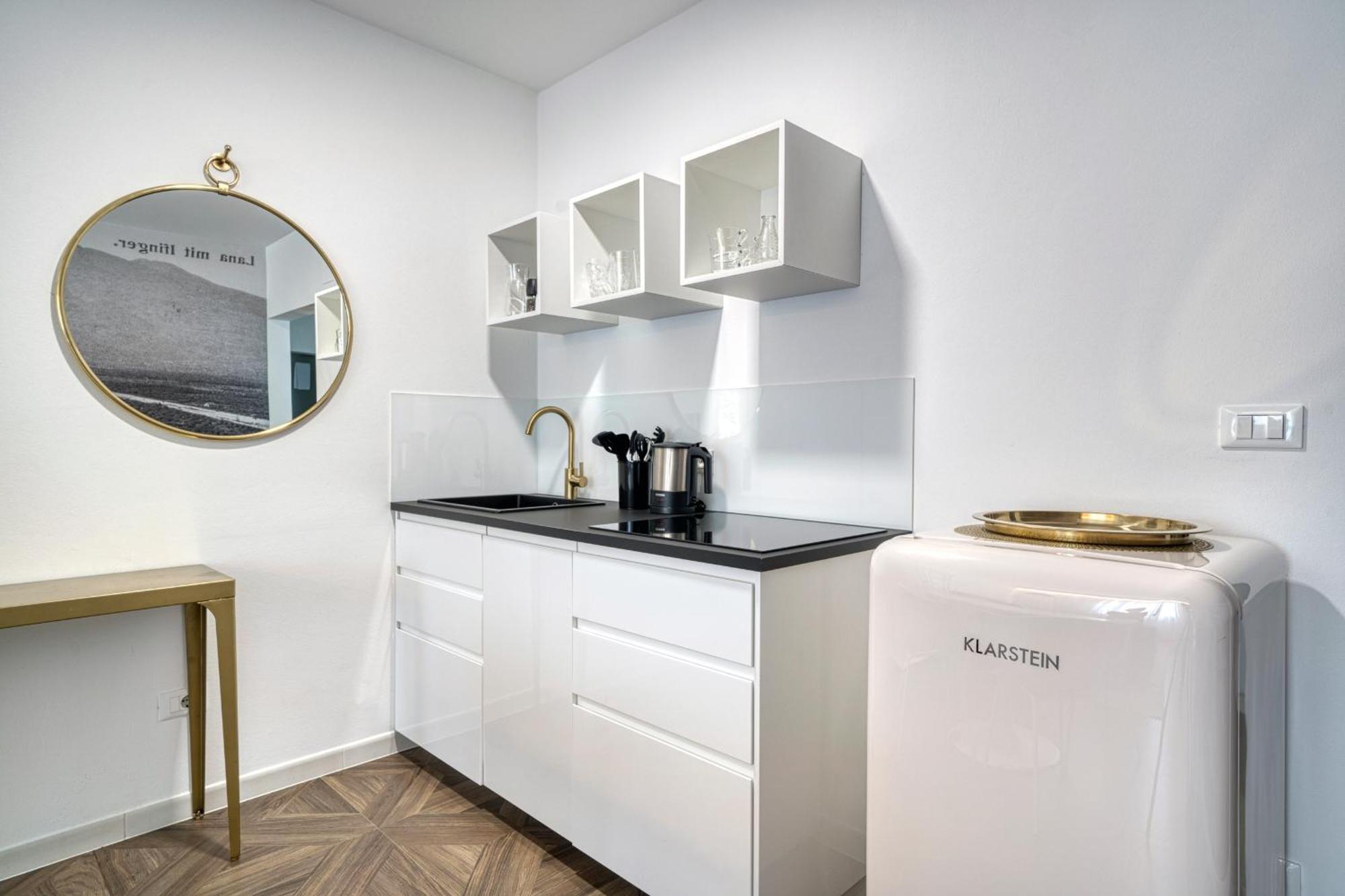 Goldfinger + Suites Lana Room photo