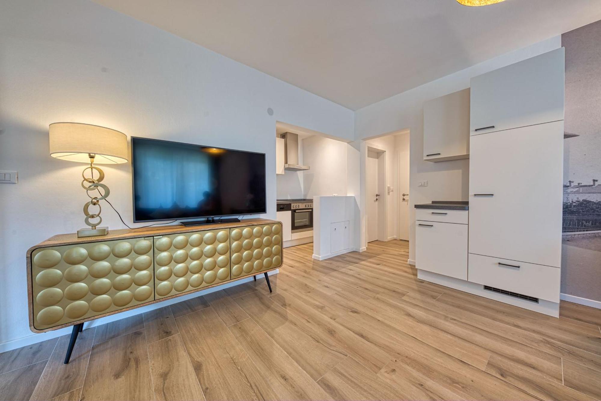 Goldfinger + Suites Lana Room photo