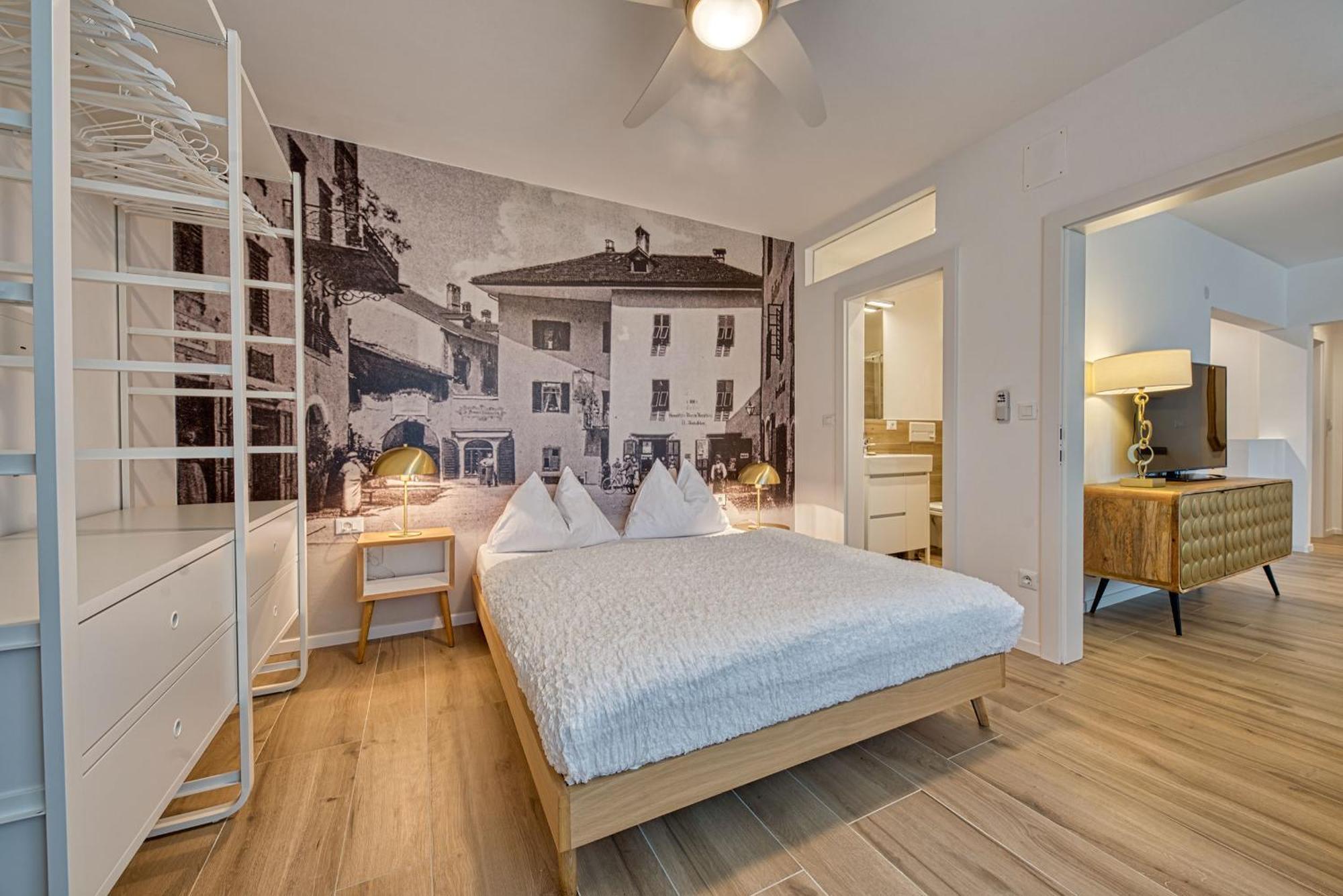 Goldfinger + Suites Lana Room photo